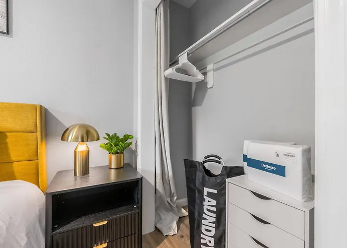 Mid Century Apt, King Bed + Desk