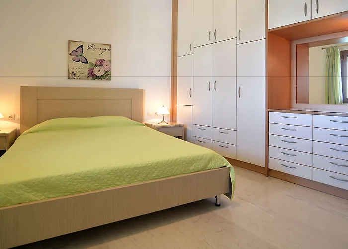 Simon Studios And Apartments