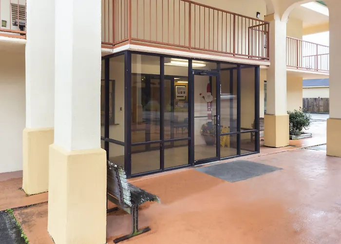 Days Inn & Suites By Wyndham Brewton