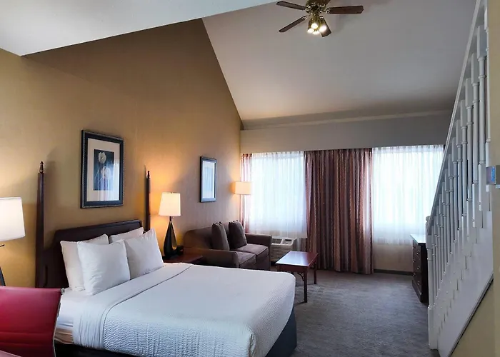 Ramada By Wyndham Kelowna Hotel & Conference Center- Pool, Hot Tub, And Restaurant