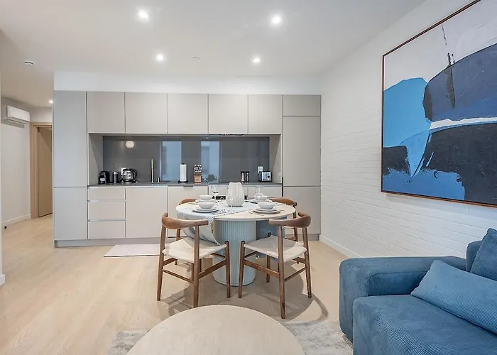 Bright & Modern 2Br - Golden Square Mile