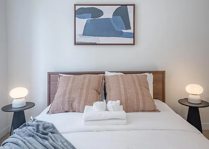 Bright & Modern 2Br - Golden Square Mile