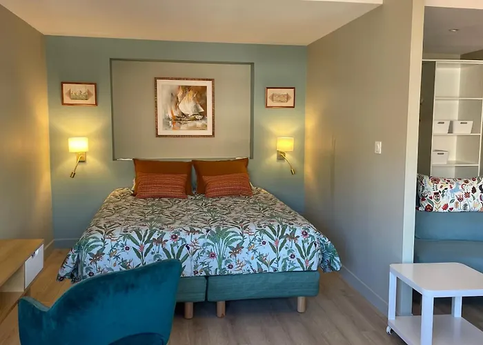 Au Coeur Du Vieux Toulon Au Calme Appartement Renove Climatise Confortable Etage Eleve Avec Ascenseur Proche Parking Et Toutes Commodites