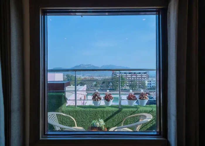 Perfectstayz Premium At Harkipauri Road - Ganga View Rooftop Cafe