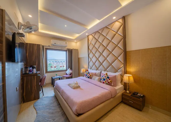 Perfectstayz Premium At Harkipauri Road - Ganga View Rooftop Cafe