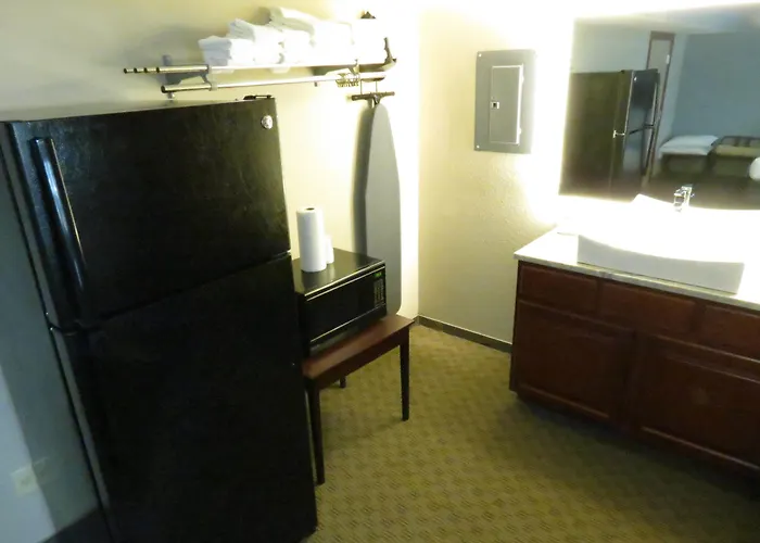 Edgewater Hotel And Suites