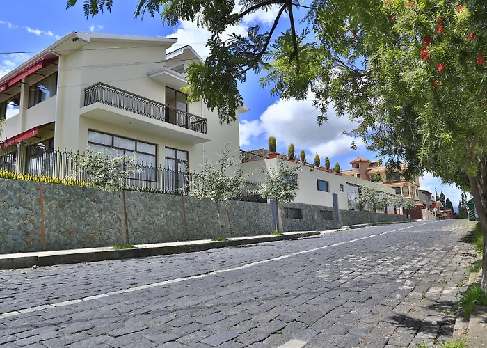 Quindeloma Art Hotel & Gallery