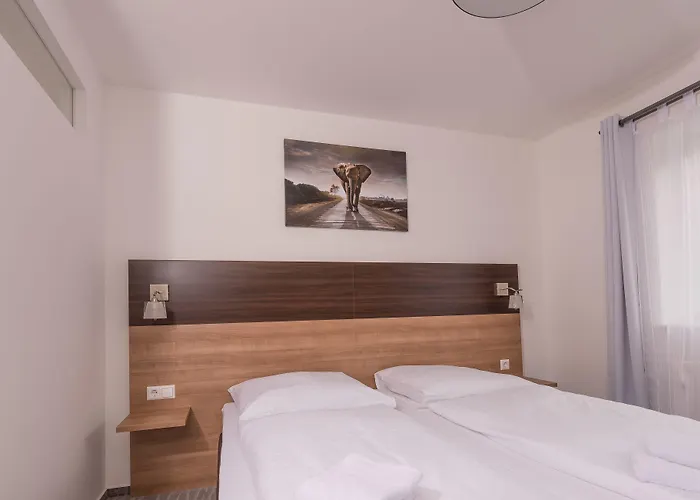 Boutique-Hotel Kronenstuben - unschlagbare Zentrumsnähe direkt am Marstall&Marktplatz - Schloss in 3 Min - Frühstück - Langzeitmiete
