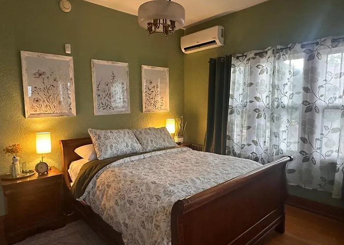 Private Gated Garden Suite In Historic Home, Walk To Unm Football And Basketball, Unm And Pres Hospitals