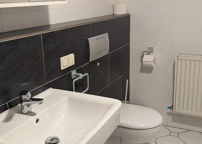 Ferien- Messe- Handwerkerzimmer mit Bad