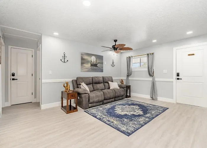 Elegant Retreat Near Downtown And Beach