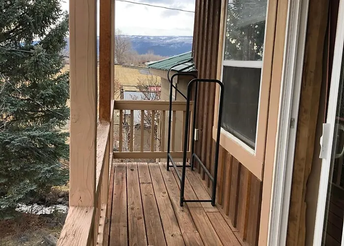 Two Story Cabin 2 Bedrooms With A Loft Sleeps 8 At The Cedaredge Lodge