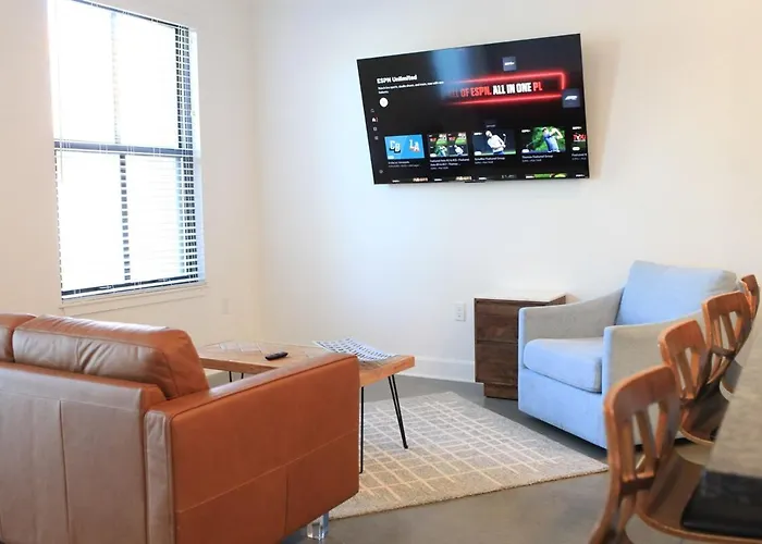 The Lawrencian Loft -2Bd King & Queen Beds, 2 Ba
