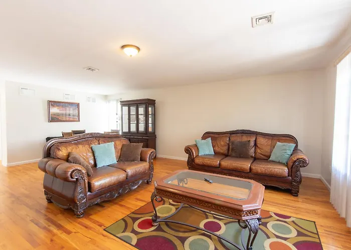 4 Bedroom-Airport Convient