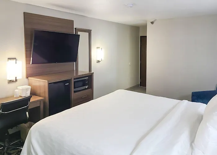 Clarion Pointe Bettendorf - Quad Cities