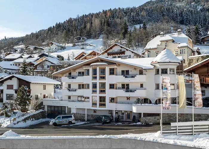 Laudegghof Ladis - Apartments With Castle Views