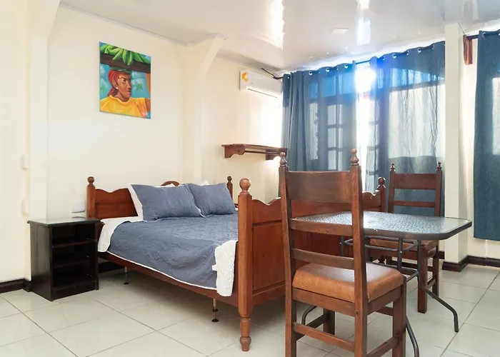 Hotel La Cueva Limon