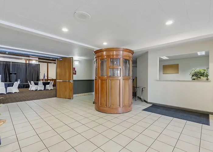 Seaport Inn & Suites