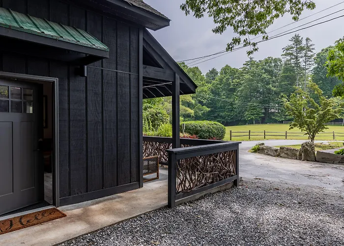 The Wells Cashiers
