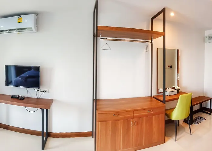 Louis' Runway View Hotel - Sha Extra Plus