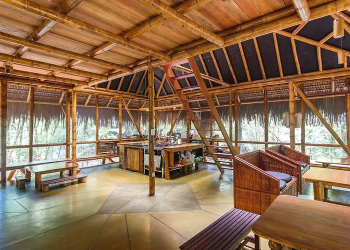 Universo Pol Bamboo Hostel