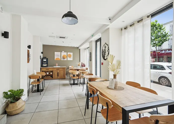 Hotel Le National Clichy Paris