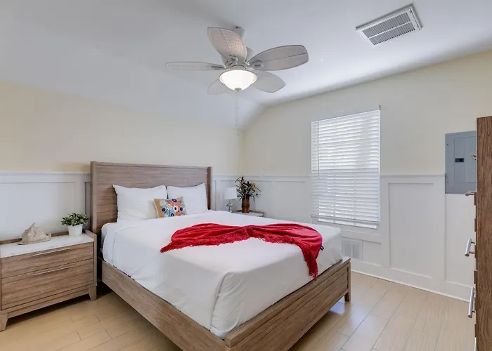 Gorgeous Apartment On Mango St Steps To Beach