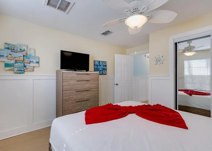 Gorgeous Apartment On Mango St Steps To Beach