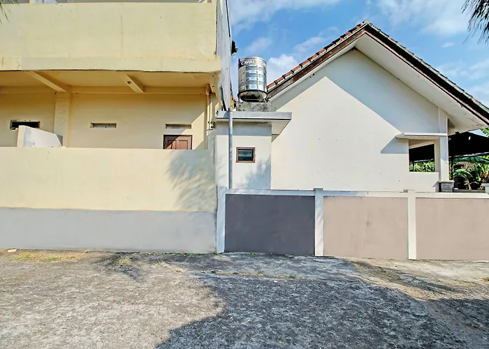 Oyo Life 92954 Shanti Kost