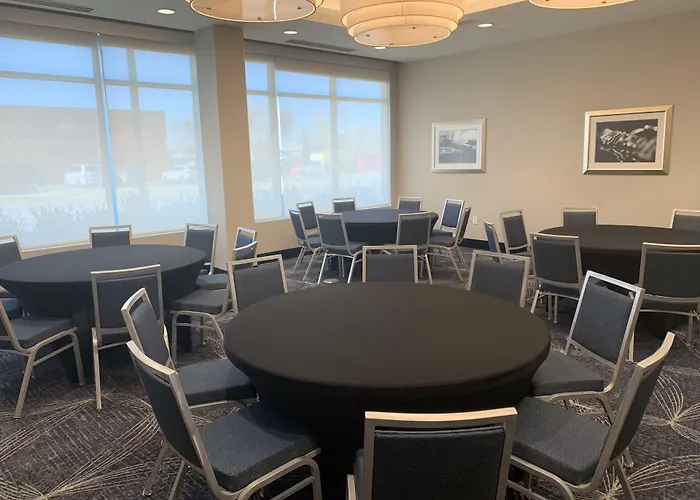 La Quinta Inn & Suites By Wyndham Kansas City Beacon Hill
