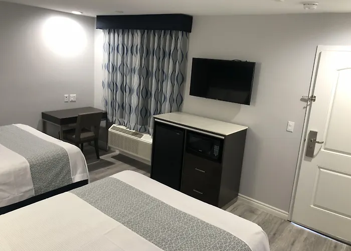 Travelodge Inn & Suites By Wyndham West Covina