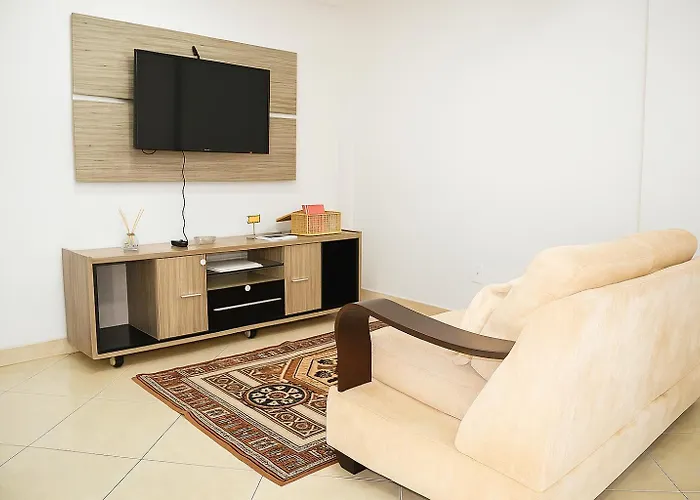 Dois quartos Cozinha completa Wi Fi Self check in com senha Central e perto de tudo a 4,4Km da Rodoviária e 15,4 km do Aeroporto Apartamento 301