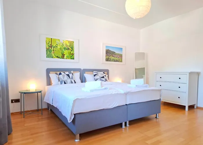 3 BR BURGPANORAMA Wohnung im Haus Frey mit Ausblick, 2 Bäder, Parken vor dem Haus, Balkon, Küche