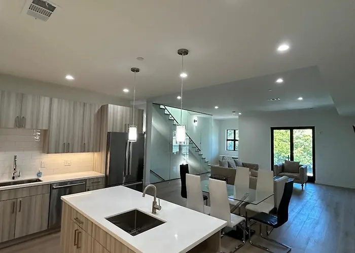 906 Brand New Townhome Sleeps 10