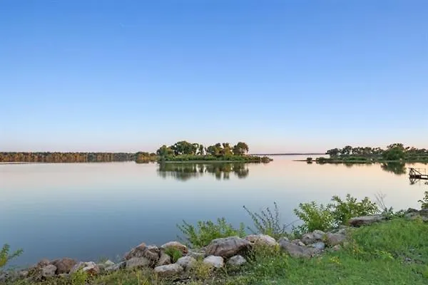 Spacious Wooden Suite #5 By The Lake At Texoma Shores Resort