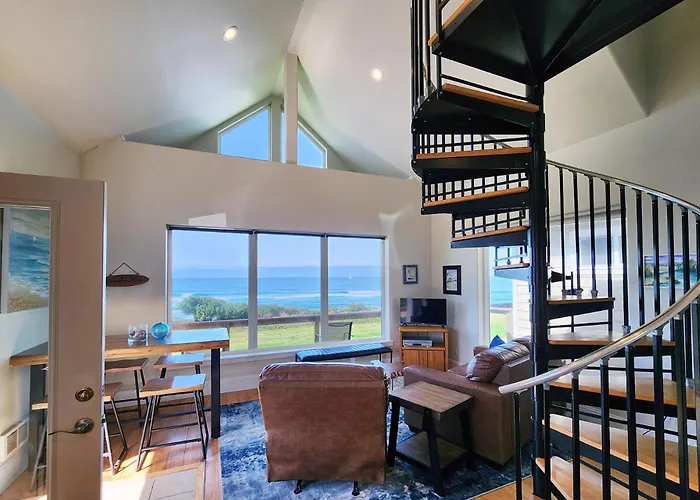 Ocean Front Cottage! Dog Friendly! Sleeps Up To Four!
