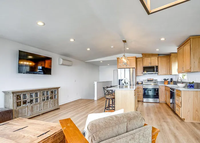 Walk To Beach: Coastal Tillamook Home W/ Desk!