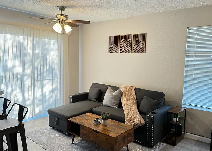 The Cozy Condo - Your Home Base Near All Amenities