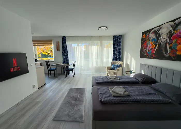 Ruhiges saniertes Apartment bei Hamburg Parkplatz Balkon WLAN