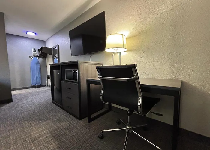 Super 8 By Wyndham Belleville St. Louis Area