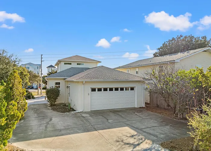 Vacation In This Gorgeous 2-Story Home! 3 Bedroom 3 Ba! Sleeps 8!