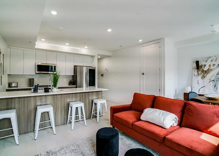 The Luxe 8Th St Suite