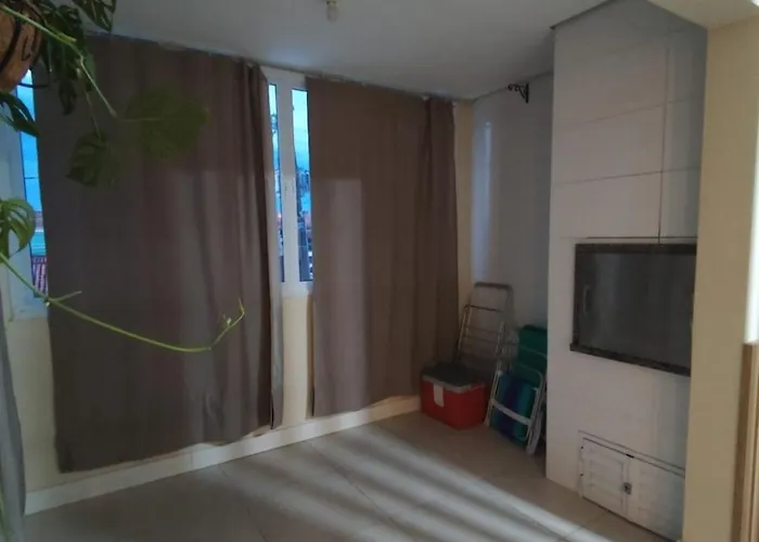 Apto com Churrasqueira, Cama Ortopedica e ar Condicionado 300m da praia acomoda 06 PESSOAS