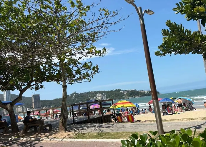 Apto 350 metros do mar com 2 garagens e ar condicionado