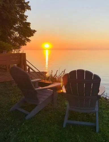 Lakefront Cottage W/ Private Beach- Niagara