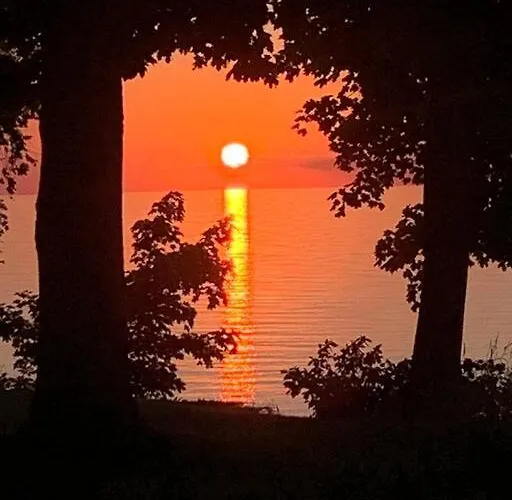 Lakefront Cottage W/ Private Beach- Niagara