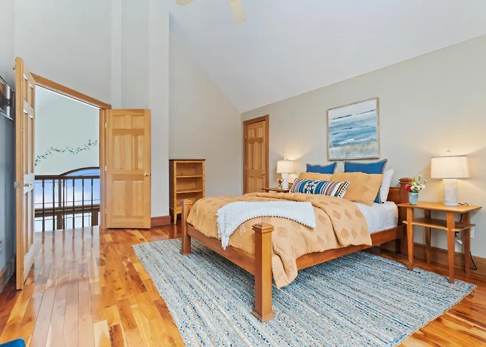 Spacious Lakefront Retreat W/Stunning Views