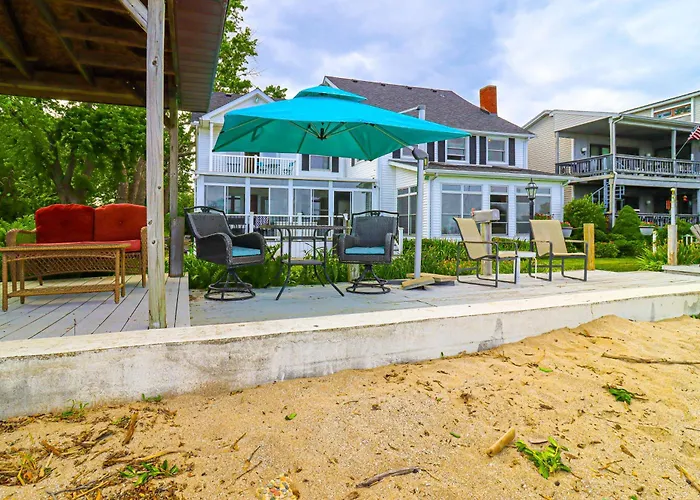 Hot Tub & Private Beach! Lake Erie Family Getaway