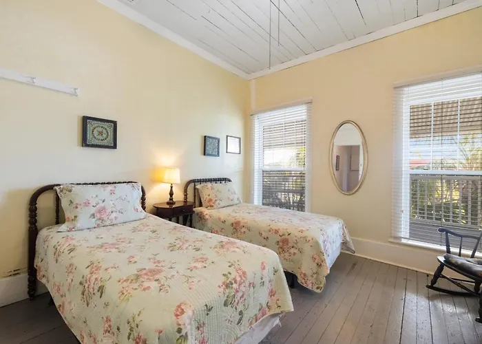 Cedar Keys Island Hotel In Downtown