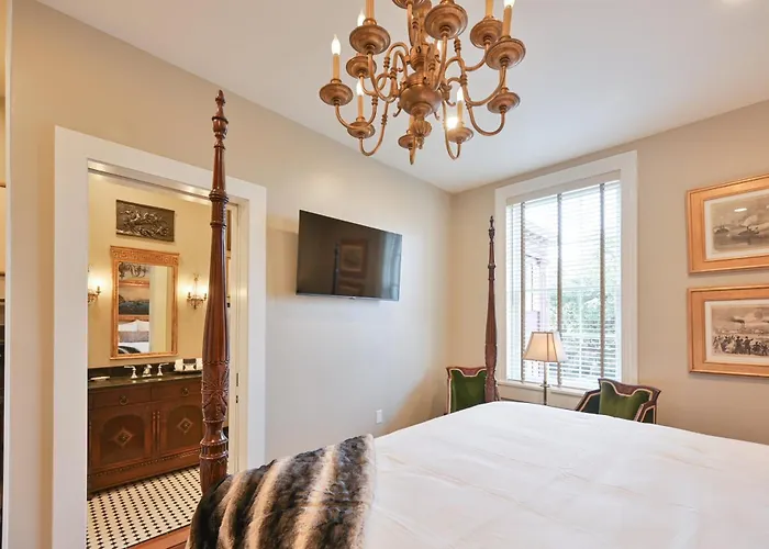 Magnolia Hall - Armstrong Suite - King Suite